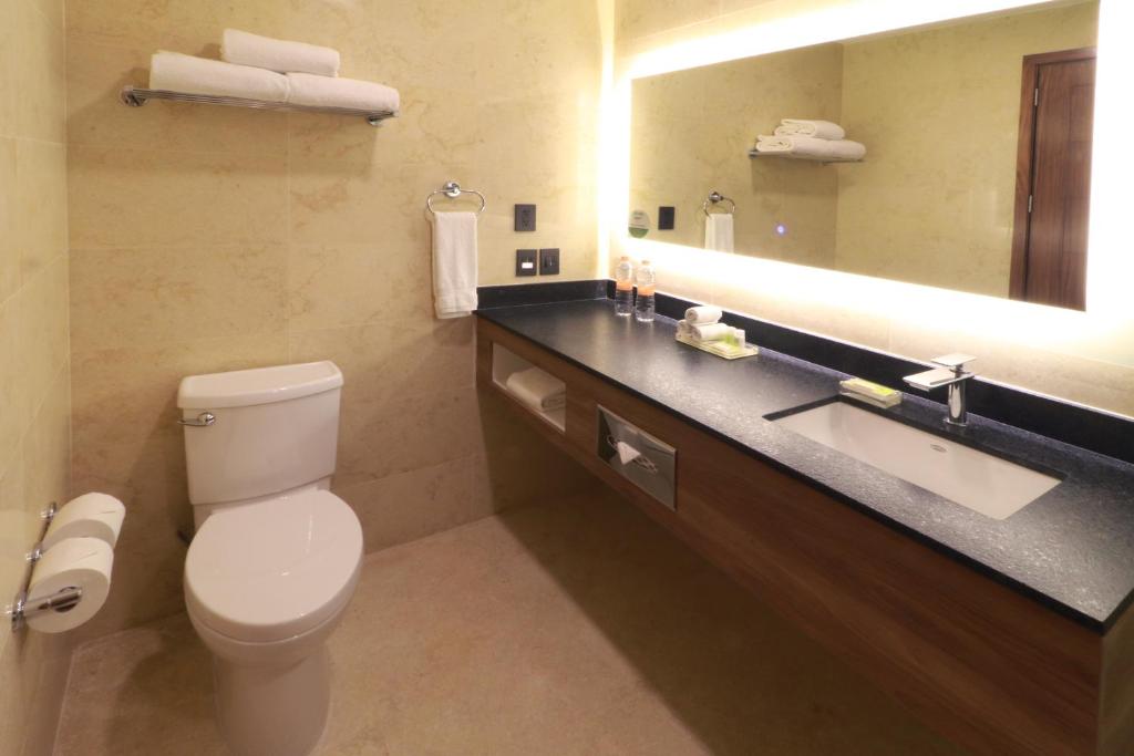 HOLIDAY INN MARINA & SUITES HOLIDAY INN MARINA & SUITES