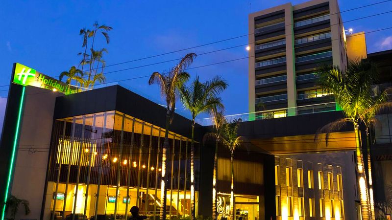 HOLIDAY INN MARINA & SUITES 