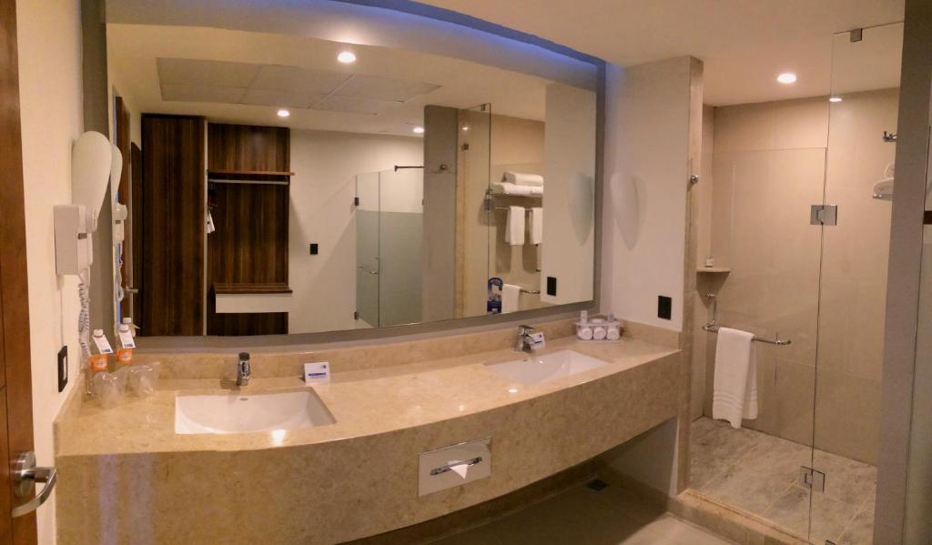 HOLIDAY INN EXPRESS HOLIDAY INN EXPRESS